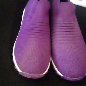 Great purple running sneakers
